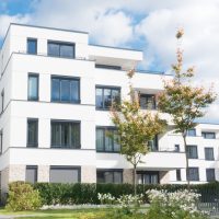 Mehrfamilienhaus in einem Neubaugebiet in Deutschland
